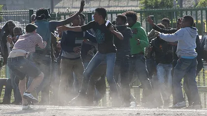 Lupte la Calais: POLIŢIŞTI răniţi în confruntările cu imigranţii