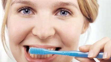 STUDIU: Vezi de ce spun specialiştii să te speli pe dinţi noaptea pe întuneric