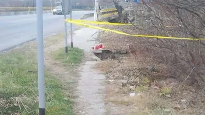 Tânăr mort în Balş după ce a căzut cu bicicleta într-o groapă neacoperită din trotuar FOTO