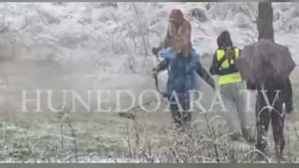 Culmea hărniciei la Deva. Angajaţii Primăriei taie iarba pe ninsoare VIDEO