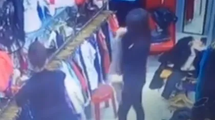 Tânără surprinsă de camerele de supraveghere în timp ce fura dintr-un magazin VIDEO
