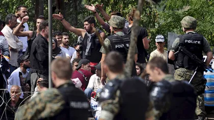 Incidente la frontieră: Un grup de migranţi a încercat să forţeze intrarea în Macedonia