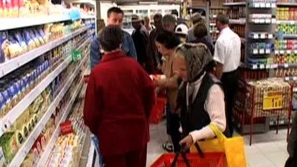 Mamă şi copil încuiaţi în supermarket de angajaţii grăbiţi