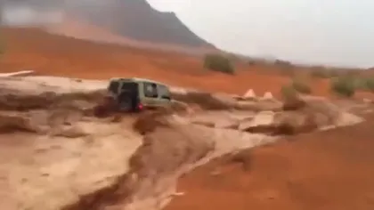 Jeep luat pe sus de ape, în mijlocul deşertului, după ce şoferul a vrut să treacă un râu VIDEO