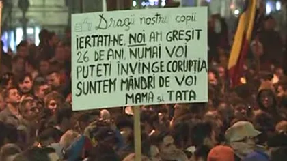 Ce MESAJE EMOŢIONANTE au scris pe pancarte protestatarii din Bucureşti VIDEO