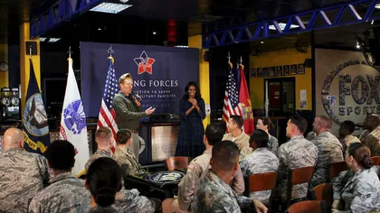 Michelle Obama a vizitat trupele americane din Qatar: Băieţi, faceţi o treabă dificilă