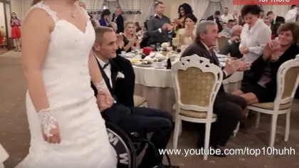 Moment emoţionant la o nuntă din România. Mirele, aflat în scaun cu rotile, s-a ridicat în picioare şi a dansat VIDEO