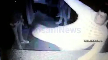 Barmaniţă lovită cu piciorul în faţă de un client beat. Camerele din bar au filmat scandalul
