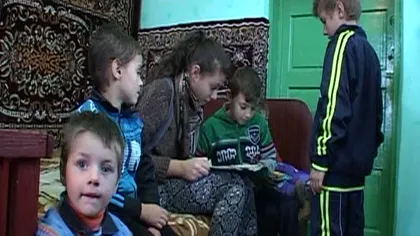 CUTREMURĂTOR. O familie cu 7 copii locuieşte într-o şcoală dezafectată din Vrancea VIDEO