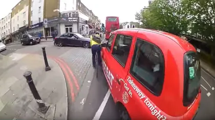 Un accident petrecut la Londra a divizat internetul. Cine a greşit, taximetristul sau biciclistul? VIDEO