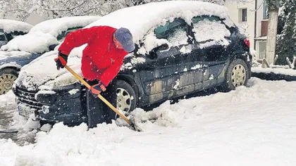 Cum să cureţi zăpada de pe maşină rapid şi uşor. Metoda cu care nu vei da greş