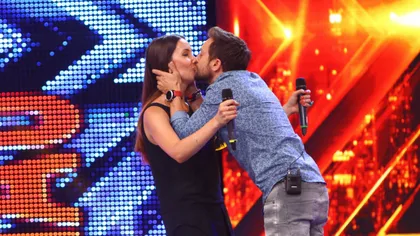 X Factor: Dani Oţil a sărutat o concurentă în direct