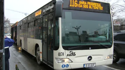 Incident în Bucureşti: Un autobuz a fost găurit de un capac de canal
