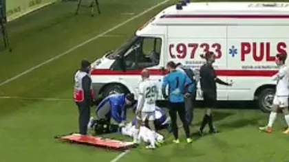 Momente de panică la Chiajna - Poli Timişoara. Fotbalist scos cu ambulanţa de  pe teren VIDEO