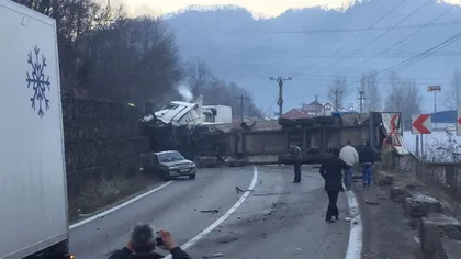 Valea Oltului, BLOCATĂ din cauza unui accident grav cu trei TIR-uri. Traficul pe ambele sensuri, reluat după 8 ore FOTO