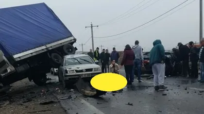 Carnagiu pe o şosea din Mureş. Trei maşini distruse, 7 oameni răniţi, o femeie moartă VIDEO