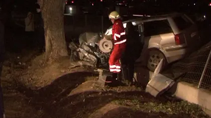 Accident SPECTACULOS în Suceava. Un şofer a scăpat ca prin minune după ce a intrat cu maşina într-un pom VIDEO