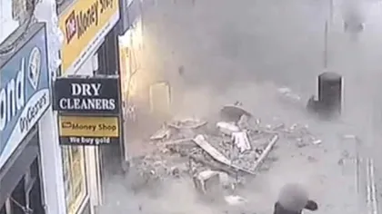Momente dramatice la Londra: Un acoperiş s-a prăbuşit peste o stradă aglomerată. Mai mulţi răniţi