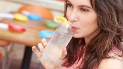 Mit sau adevăr: apa cu lămâie ajută la detoxifiere şi slăbit?