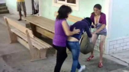 Imagini şocante la un liceu din Bucureşti: O elevă este bătută de colege