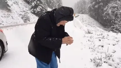 MOMENTE EMOŢIONANTE. O bătrânică de 101 ani, filmată de fiul său când se juca în zăpadă VIDEO