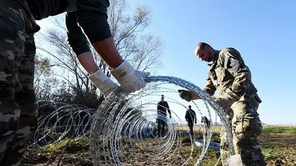 Criza refugiaţilor: Macedonia extinde gardul de la graniţa cu Grecia