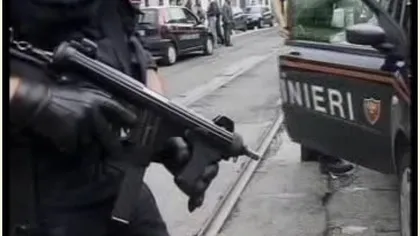 Italian înjunghiat de un român în plină stradă. Victima a scris cu sânge pe maşină numele atacatorului