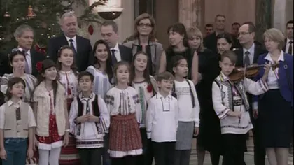 Premierul Dacian Cioloş a cântat COLINDE la Palatul Victoria VIDEO