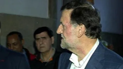 Premierul spaniol Mariano Rajoy, LOVIT BRUTAL cu PUMNUL în faţă în timpul unei manifestaţii electorale. VIDEO