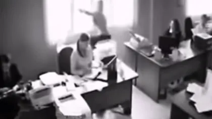 GEST ŞOCANT făcut de o angajată, după o dispută la locul de muncă. Din păcate colegii au reacţionat prea târziu VIDEO