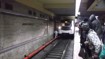 Circulaţie blocată la metrou joi dimineaţa. Un bărbat a căzut pe şina de la staţia Piaţa Sudului