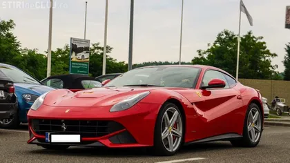 Fiul unor multimilionari din Cluj face concurs: Puteţi câştiga un zbor cu trăsura Ferrari F12 a Moşului