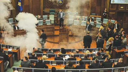 Nou scandal cu GAZE LACRIMOGENE în Parlamentul din Kosovo VIDEO