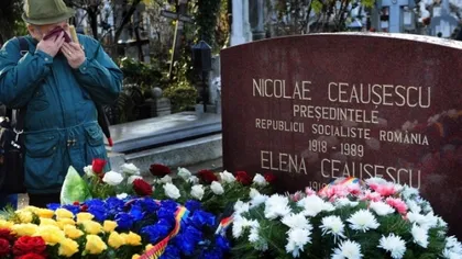 Nostalgicii regimului comunist s-au adunat, de Crăciun, la mormântul lui Nicolae şi al Elenei Ceauşescu