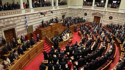 Parlamentul grec adoptă cu o scurtă majoritate un buget 