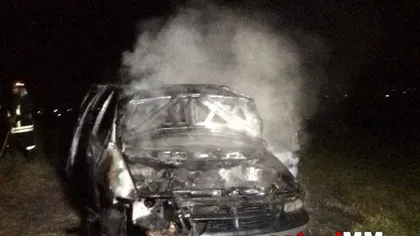 O maşină a ars ca o torţă pe un câmp din Maramureş VIDEO