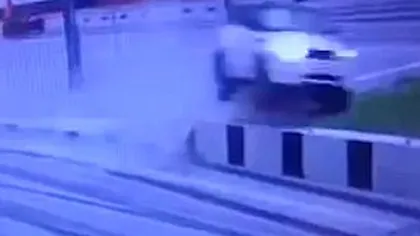 Accident ca-n filme, în Rusia. O maşină de teren a zburat pur şi simplu de pe şosea GALERIE FOTO VIDEO