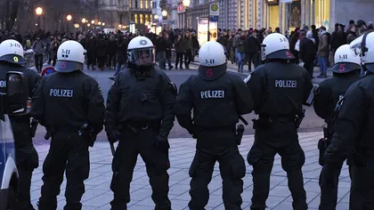 Marş NEONAZIST la Leipzig. Poliţia a folosit tunuri cu apă pentru a dispersa protestatarii