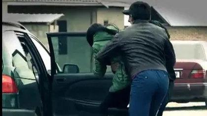 Răpire ca-n filme pe o stradă din Sibiu. O tânără a fost luată pe sus de patru bărbaţi