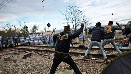 CRIZA IMIGRANŢILOR. Bătaie cu pietre la frontiera greco-macedoneană