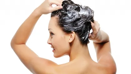 De ce trebuie să îţi periezi părul în timp ce îl şamponezi