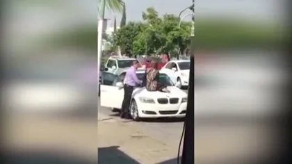 Reacţia unei femei atunci când îşi prinde soţul în maşină cu amanta VIDEO