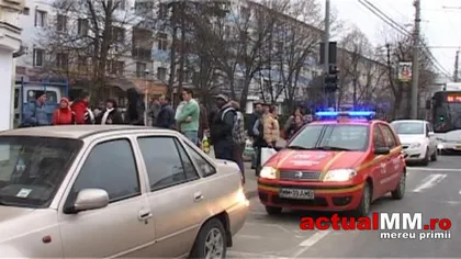 O tânără de 16 ani din Baia Mare s-a aruncat de la etajul 7. Fata trăieşte, dar este în stare gravă VIDEO
