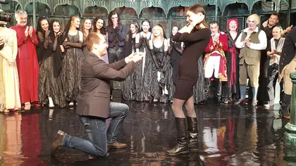 Cerere în căsătorie pe scena Teatrului Metropolis. Nu a fost nimic regizat! VIDEO