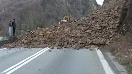 Valea Oltului, blocată de bolovanii căzuţi pe şosea. Circulaţia a fost reluată după mai multe ore VIDEO