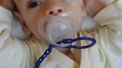 Viaţa unui bebeluş de 9 luni atârnă de un fir de aţă. Andrei trece prin chinuri groaznice în fiecare zi