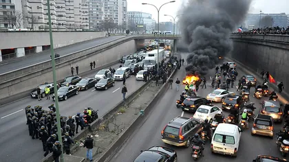 Parisul, sub asediul greviştilor. Imagini apocaliptice din capitala Franţei FOTO