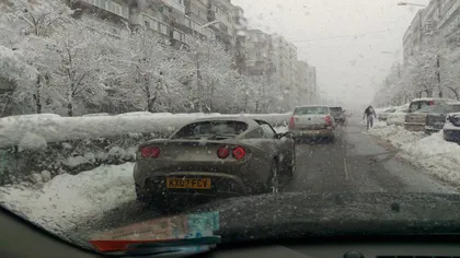 Decapotabilă surprinsă în trafic pe ninsoare FOTO