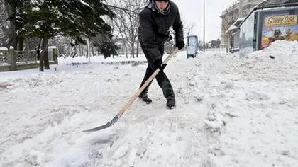 Zeci de amenzi aplicate în Bucureşti pentru trotuarele necurăţate de zăpadă şi ţurţuri