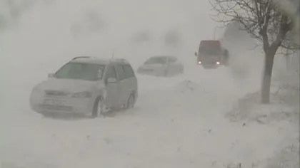 Iarna a făcut PRĂPĂD: Drumuri închise, maşini blocate în troiene, zeci de sinistraţi VIDEO